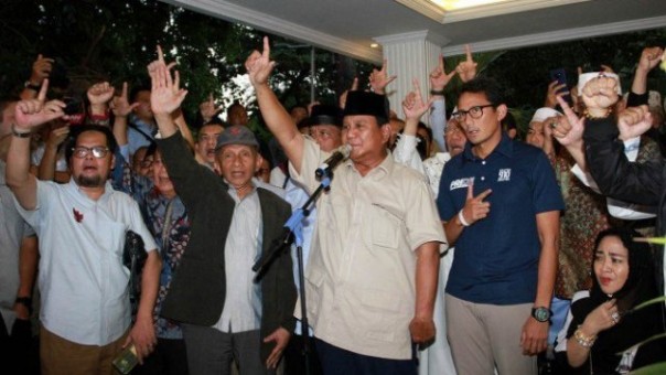 Capres nomor urut 02 Prabowo Subianto (tengah) bersama Cawapres Sandiaga Uno dan petinggi partai pendukung mendeklarasikan kemenangannya pada Pilpres 2019. Foto: int