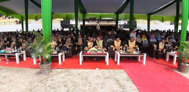 Bupati H. Mursini, Kanwil Kemenag Riau diwakili Drs. Fairuz MA, Forkopimda, Sekda Dianto Mampanini, saat menghadiri Wisuda MDTA/zar