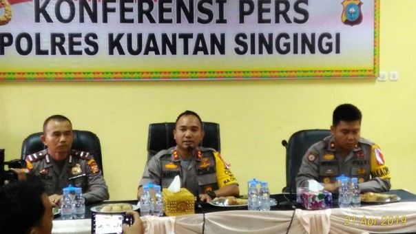 Kapolres Kabupaten Kuantan Singingi, AKBP Muhammad Mustofa, S.Ik. MH menggelar jumpa pers 