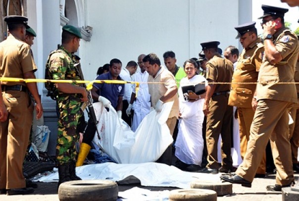 Polisi dan pekerja penyelamat memeriksa sisa-sisa korban yang tewas setelah ledakan bom mengguncang Gereja St Anthony di Kolombo, Sri Langka. Foto: int 