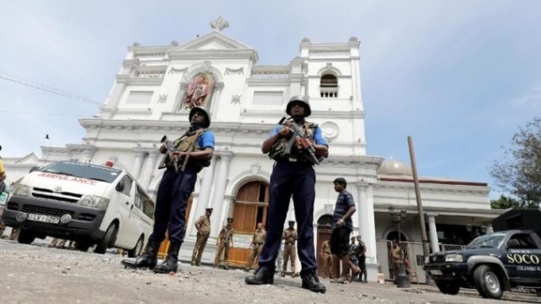 Petugas di Sri Lanka berjaga-jaga di salah satu tempat yang sasaran aksi peledakam bom. Foto: int 