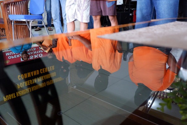 Empat orang tersangka pengeroyokan tiga oknum polisi ditahan di Mapolresta Pekanbaru
