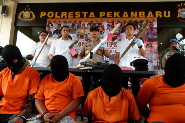 Kapolresta Pekanbaru Kombes Pol Susanto saat ekspos pelaku pengeroyokan tiga anggota Polisi, Senin (22/4/2019) siang.