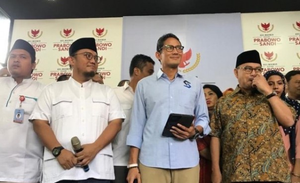 Sandiaga Uno memberikan keterangan pers didampingi jubir BPN. Foto: int 