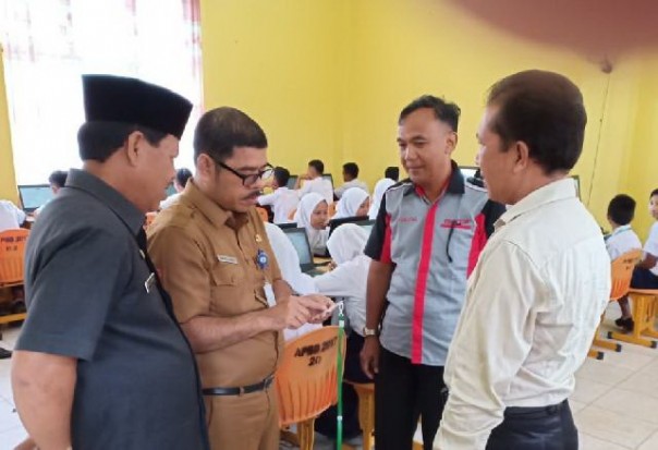 Kadis Dikpora Jupirman, S.Pd didampingi Sekretaris Masrul Hakim, S.Ag saat melakukan peninjauan ke salah satu SMPN/zar