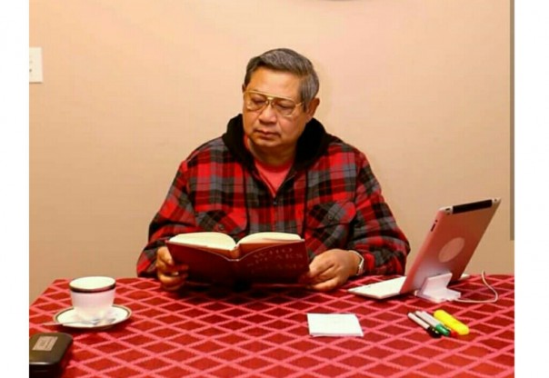 Susilo Bambang Yudhoyono senantiasa menyempatkan baca buku (foto/instagram)