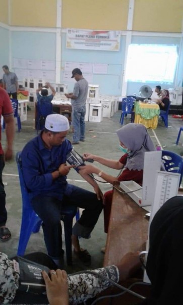 Tenaga medis dari Puskesmas Kecamatan Bunut Kabupaten Pelalawan melakukan cek kesehatahan petugas pleno PPK/ardi