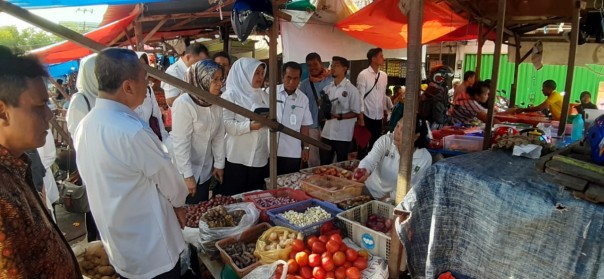 Gubernur Riau, Syamsuar saat melakukan kunjungan ke pasar-pasar di Pekanbaru meninjau harga dan stok sembako jelang Ramadhan