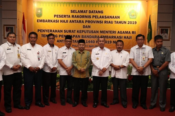 Gubri H Syamsuar usai menerima Surat Keputusan (SK) Embarkasi Haji Antara Provinsi Riau /lin