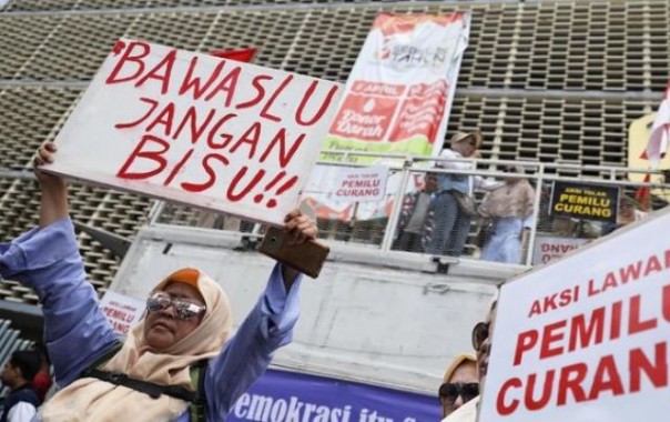 Massa menggelar aksi di Kantor Bawaslu Jakarta, menyorot pelaksanaan Pemilu 2019 yang dinilai sarat kecurangan. Foto: int 