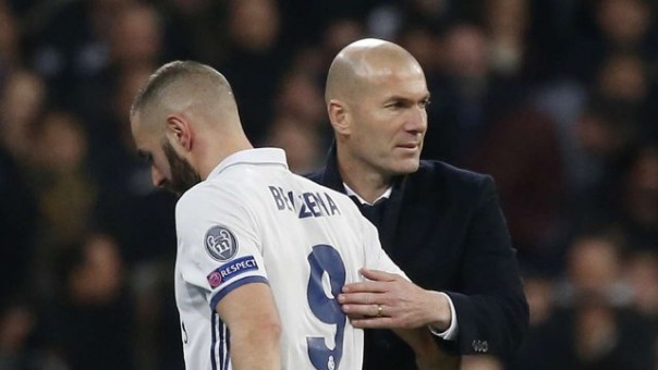 Pelatih Madrid Zinedine Zidane dan striker Karim Benzema. Foto: int