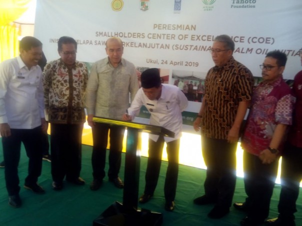 Wakil Bupati Pelalawan H.Zardewan meresmikan Pusat Unggulan Program Inisiatif Kelapa Sawit Berkelanjutan /ardi