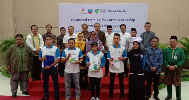 Foto bersama pihak PT Chevron Pacifik Indonesia (CPI), Dompet Dhuafa dan peserta pelatihan Kejuruan dan Kewirausahaan