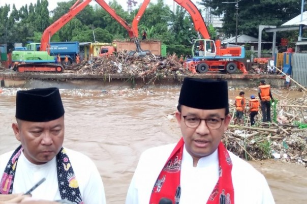 Gubernur DKI Anies Baswedan saat meninjau pintu air Manggarai. Foto: int