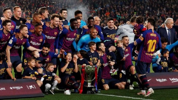 Para pemain Barcelona merayakan pesta kemenangan Juara La Liga 2018/2019 Beruntun 