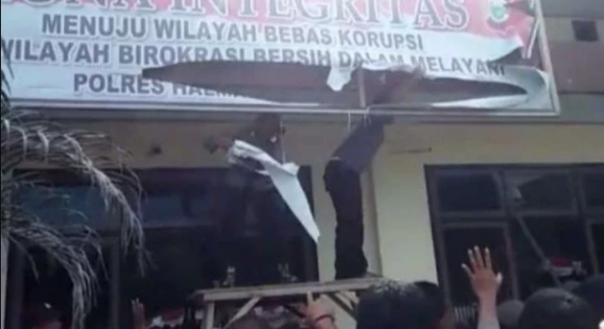 Salah satu rekaman yang menggambarkan aksi salah seorang polisi yang mengamuk di Mapolres Halhamera Selatan, Provinsi Maluku Utara. Foto: int 