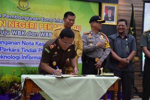 Kajari Pekanbaru Suripto Irianto menandatangani nota kesepahaman pencanangan WBK dan WBBM berbasis TI.