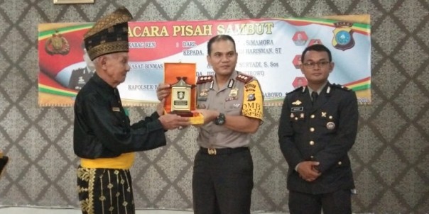 Lembaga Adat Melayu Riau (LAMR) Kabupaten Bengkalis memberikan penghargaan kepada Kapolres Bengkalis AKBP Yusuf Rahmanto,S.I.K MH /hari