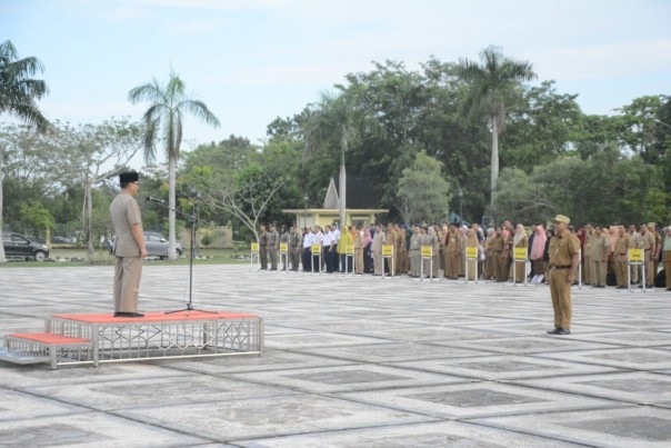 Asisten Pemkesra Kabupaten Siak L Budi Yuwono saat menjadi pembina Apel Pagi Bersama/lin