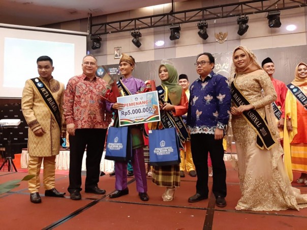 Duta Bahasa Riau 2019 foto bersama dengan Kepala Balai Bahasa Provinsi Riau, Drs Umar Slolikhan, M.Hum/IST