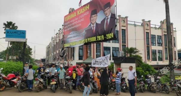 Relawan tampak berkumpul di bawah baliho berisi ucapan terima kasih pasangan Prabowo-Sandi di Bogor, Jawa Barat. Foto: int 