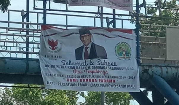 Spanduk ucapan selamat sebagai wakil presiden kepada Sandiaga Uno di Pekanbaru, Riau