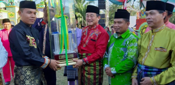 Wabup Kuansing H. Halim saat menyerahkan hadiah bagi juara 1 MTQ Tingkat Kabupaten Kuansing/zar