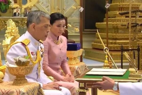 Proses pernikahan Raja Thainald Vajiralongkorn dengan Suthida yang kemudiang diangkat menjadi ratu. Foto: int 