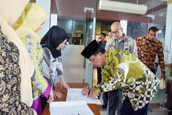 HM Wardan, menandatangani MoU bersama Gubernur dan para kepala daerah di Riau, Kamis (2/5)./ADV