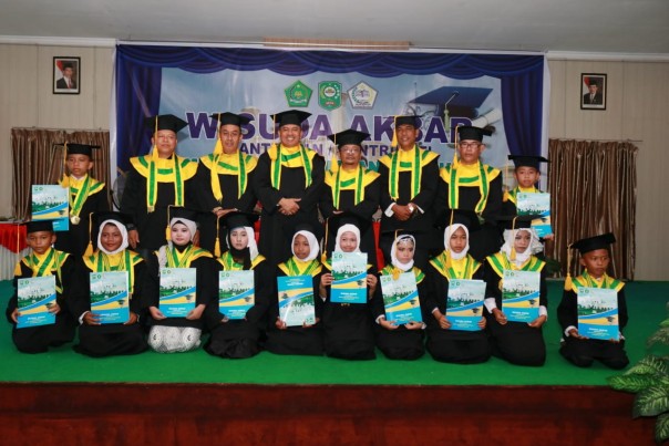 Bupati Siak Alfedri menghadiri Wisuda Akbar Angkatan IV Madrasah Diniyah Takmaliyah Awaliyah (MDTA) se-Kecamatan Mempura/lin