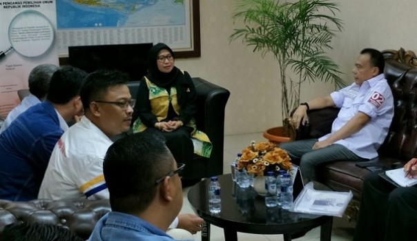 Direktur Advokasi dan Hukum BPN Prabowo-Sandi Sufmi Dasco Ahmad melaporkan Situng KPU ke Bawaslu. Foto: int 