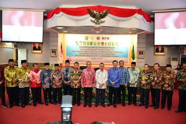 Wakil Bupati Kuantan Singingi, H. Halim bersama Gubernur dan Bupati/ Walikota se-Provinsi Riau, menandatangani Kesepakatan Bersama /zar