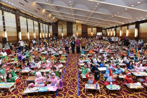 Ratusan anak TK dan SD saat mengikuti lomba mewarnai yang diadakan Bank Riau Kepri