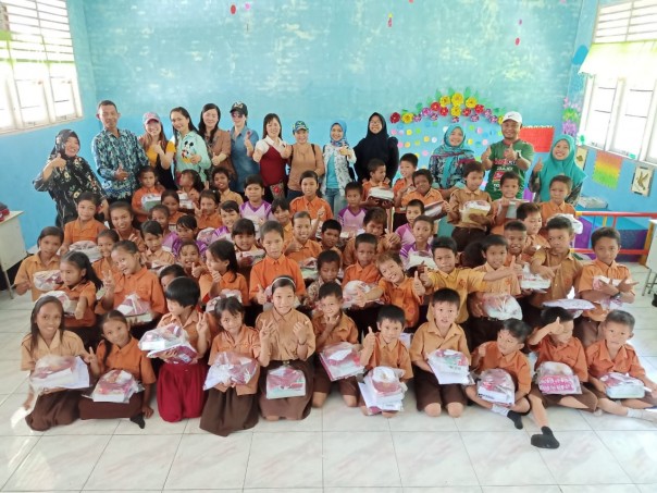 Siswa dan siswi SDN 31 Bantan saat menerima bantuan berupa pakaian seragam sekolah dan alat tulis dari para donatur/hari