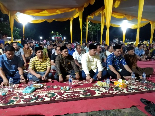 Ketua DPRD Kuansing Andi Putra berbaur bersama ribuan warga Teluk Kuantan dan sekitarnya/zar