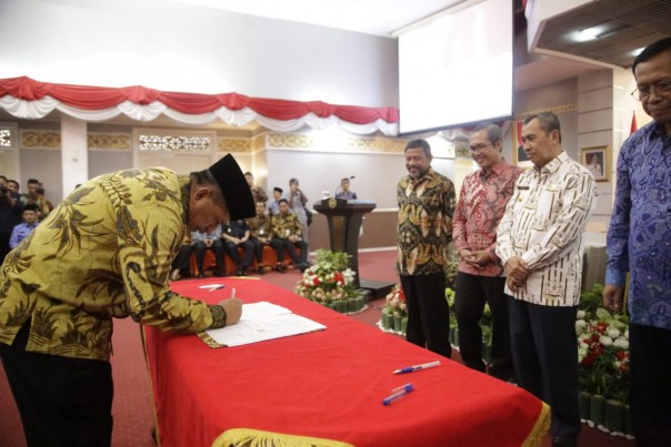 Bupati Siak-Kanwil DJP Riau Tandatangani MoU /lin