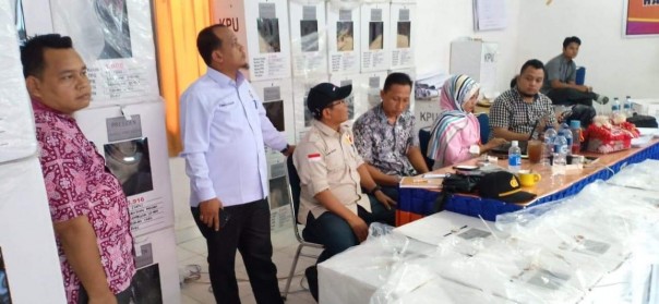 Ketua Bawaslu Riau Rusidi Rusdan meninjau rekapitulasi pemilu 2019 di salah satu kecamatan di Riau