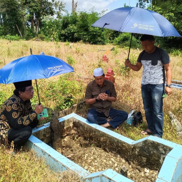 H Syamsuddin Uti melakukan ziarah kubur ke makam orang tuanya di Desa Gedong Karya, Kabupaten Muara Jambi/rgo