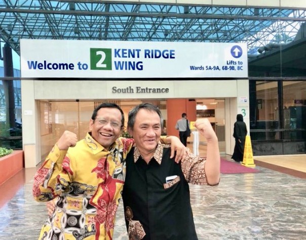 Prof Mahfud MD bersama Andi Arief saat di Singapura (foto/int)