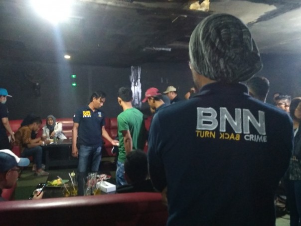 BNNP Riau berhasil menjaring 18 orang pengunjung Queen Club yang positif menggunakan narkoba.
