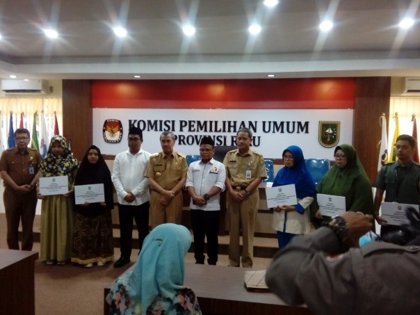 Syamsuar dan ketua KPU Riau Foto bersama usai penyerahan bantuan pada keluarga almarhum petugas Pemilu 