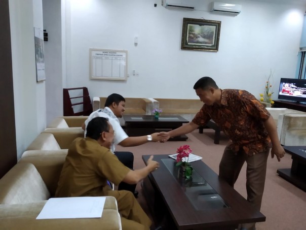 Sekwan DPRD Kuansing, Mastur saat bersama Stafnya di kantor hari pertama Ramadhan/zar
