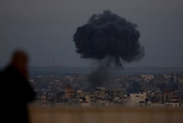 Asap hitam membumbung tinggi di Jalur Gaza, setelah kawasan itu dihujani rudal oleh Israel. Bayi dan ibu hamil menjadi korban dalam penyerangan tersebut. Foto: int 