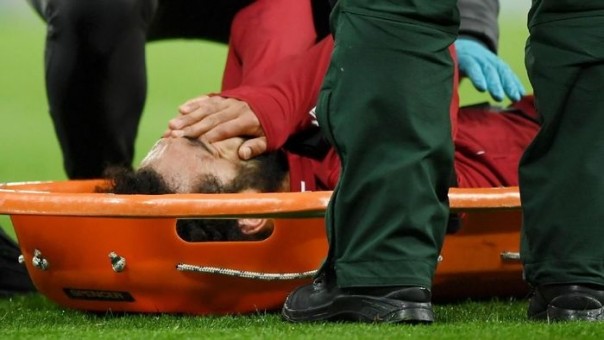 Salah dibawa dengan tandu setelah mengalami gegar otak dalam laga melawan Newcastle United. Foto: int 