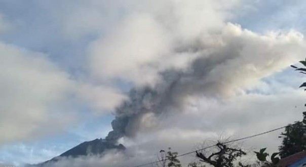 Begini pantauan awan panas di Gunung Sinabung, yang kembali mengalami erupsi pada Selasa pagi tadi. Foto: dok BNPB 