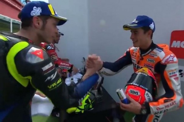 Rossi bersalaman dengan Marquez. Foto: int 