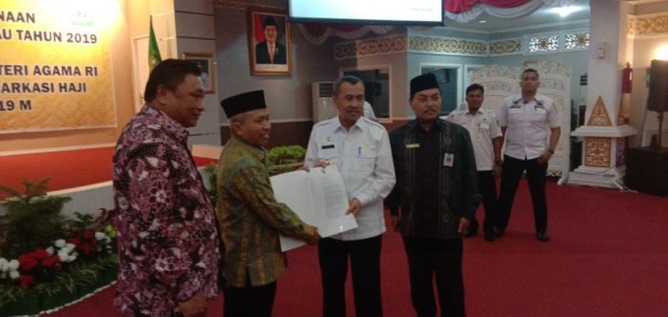 Gubernur Syamsuar Terima SK Embarkasi Haji Antara Riau
