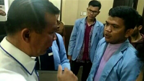 Raut muka Walikota Pekanbaru, Dr Firdaus MT berubah dihadiahi cotton bud oleh mahasiswa (foto/riki)