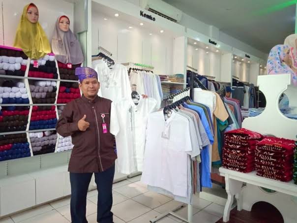 Area Manager Rabbani Riau, Pendriadi menunjukkan salah satu produk yang ada di Rabbani Pekanbaru