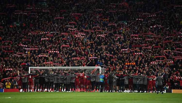 Seluruh skuat Liverpool dan jajaran pelatih menyanyikan You Will Never Walk Alone bersama para supporter. Foto (Shaun Botteril/GettyImage)